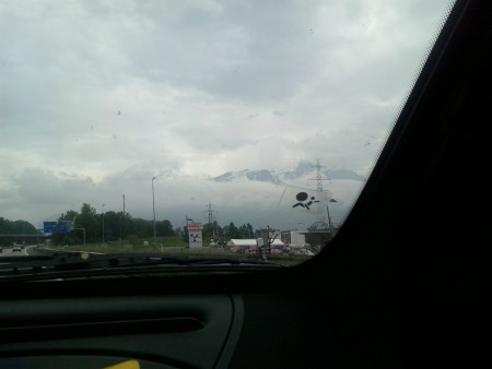 Kijk de wolken zitten ook onder die berg!